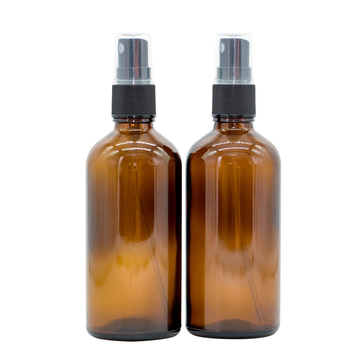 Braun Glas Sprühflasche Set mit zwei 100 ml Flaschen und Sprühköpfen, transparenten Deckeln und schwarzem Zerstäuber.