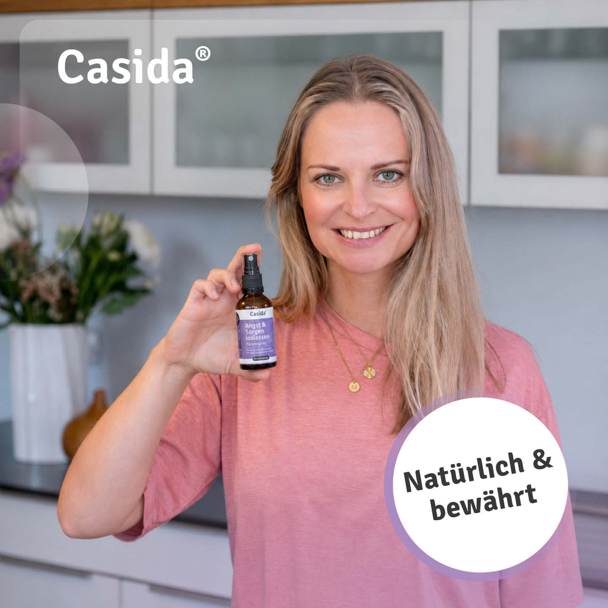 Frau präsentiert Casida Angst & Sorgen loslassen Raumspray