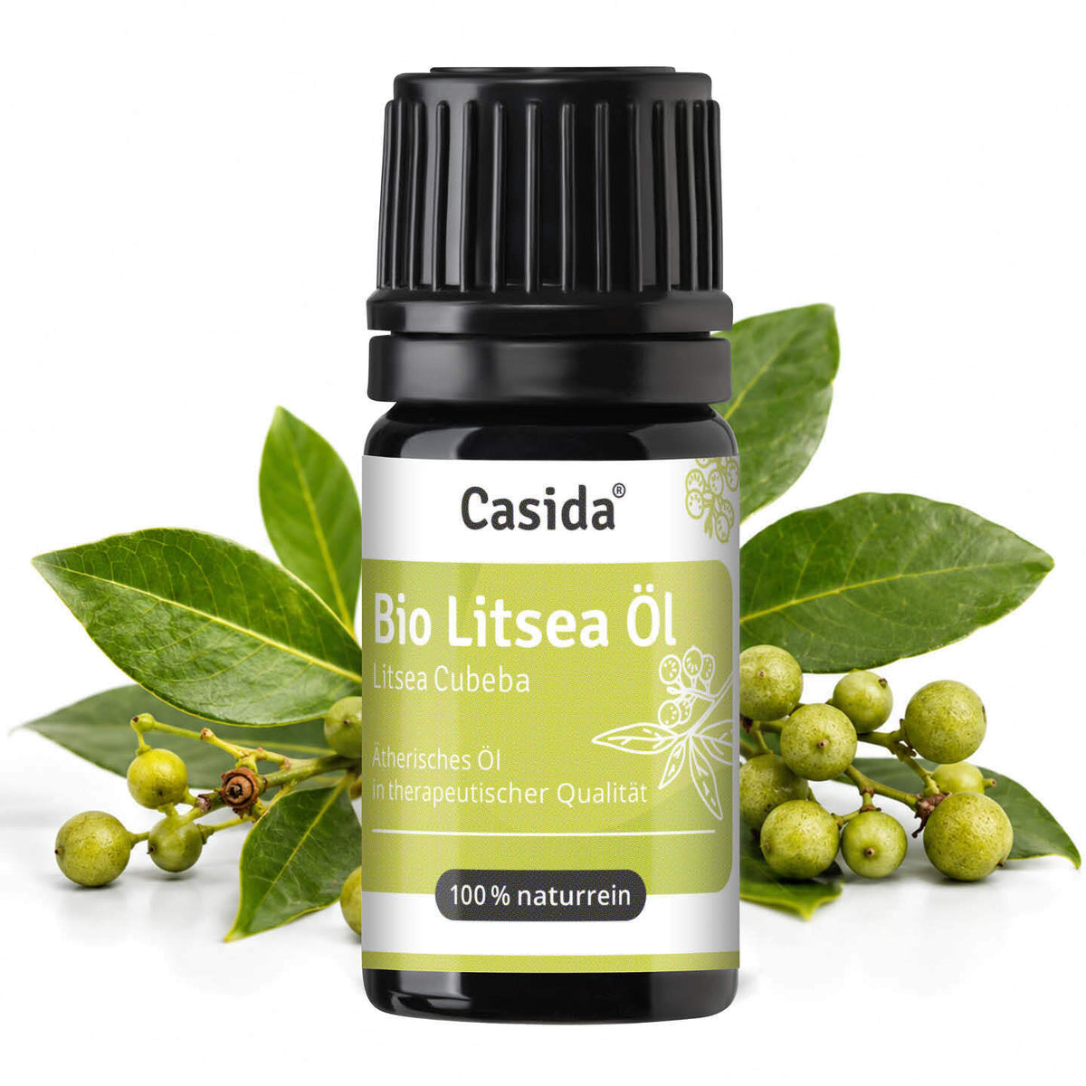 Casida Bio Litsea-Öl in dunkler Flasche mit schwarzem Deckel vor grünen Blättern und Früchten