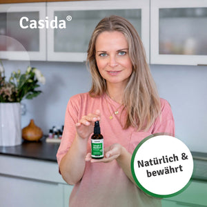 Frau präsentiert Casida Tannen & Waldluft Raumspray