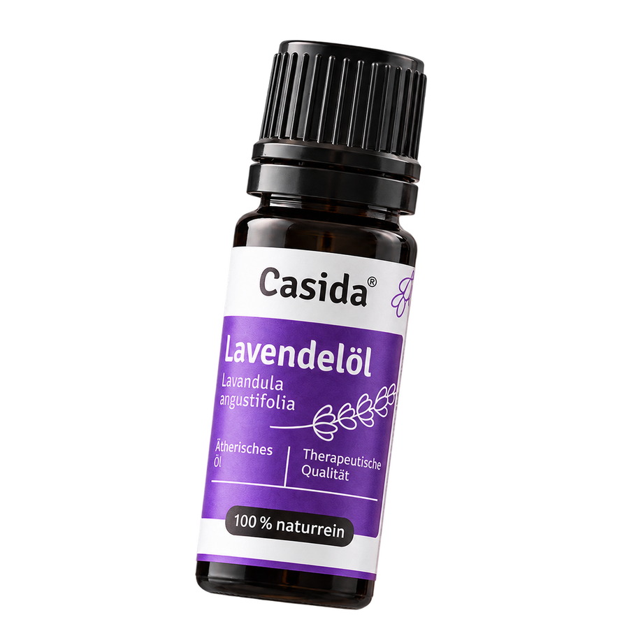 Freigestellte, leicht geneigte Flasche Casida Lavendelöl mit schwarzem Deckel.